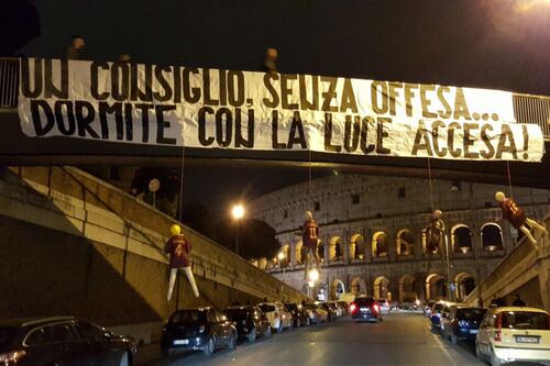 Manichini di Salah, Nainggolan e De Rossi impiccati: i laziali colpiscono al Colosseo