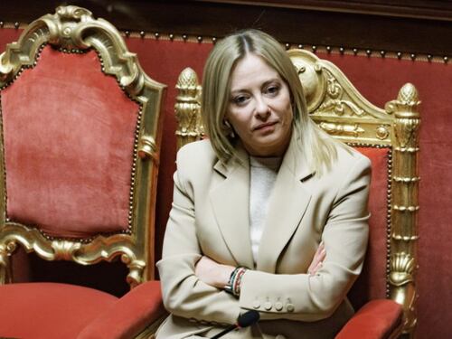 Meloni: no a truppe in Ucraina e green deal. E in aula smaschera Schlein e Conte