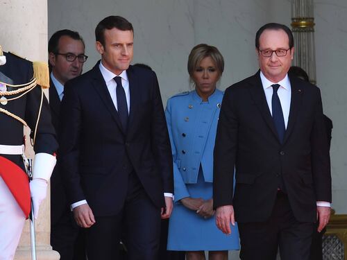 Macron sale all'Eliseo, passaggio di consegne con Hollande