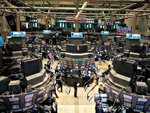 Passeggero in overbooking fuori dall'aereo United Airlines. A Wall Street persi 570 milioni