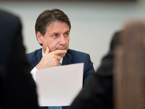 Coronavirus, riaprire tutti i negozi o no? Resa dei conti tra Regioni e governo