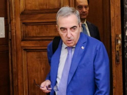 Tutti contro Borghi (Iv) per i sospetti su Meloni, furia Gasparri: "Miserabile"