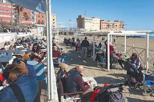 Romani incoscienti, tutti al mare o in fraschetta