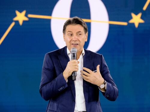 M5S, rivolta contro Conte: “Venduti, siete come il Pd”. La rifondazione finisce a insulti e spintoni