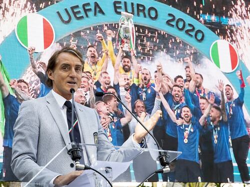 Italia, Roberto Mancini vince con gli azzurri ma perde con il mattone