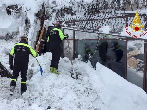 Valanga su hotel, ricerche senza sosta: disperse 25 persone