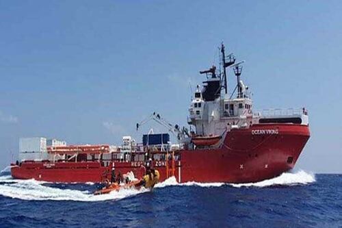L'Italia fa sbarcare la Ocean Viking a Lampedusa. Ecco dove andranno gli 82 migranti