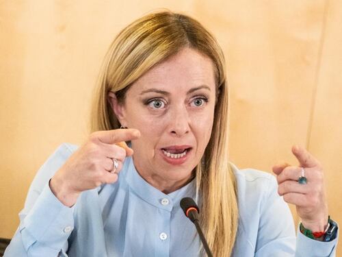 Giorgia Meloni azzera Enrico Letta, la frase misogina contro la leader Fdi: "Chi deve incipriarsi..."
