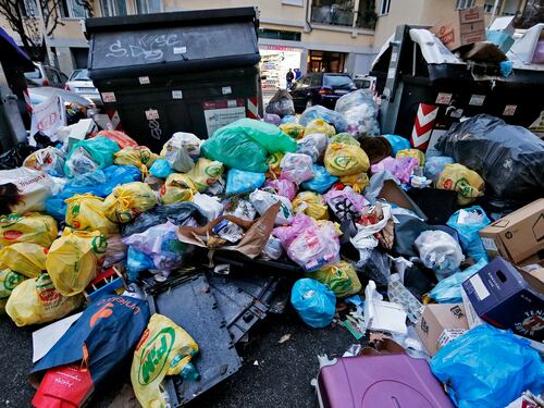 Emergenza rifiuti Roma, adesso Virginia Raggi rischia il commissariamento
