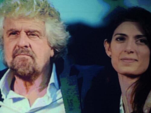Il sonetto di Grillo per la Raggi: gente de fogna, Roma nun te merita. Lei: Vado avanti