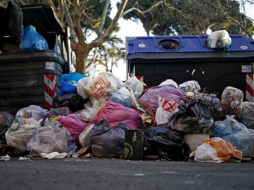 Caos rifiuti a Roma, la sindaca Raggi pensa di spedirli in provincia