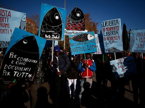 Le Sardine rispolverano i vecchi arnesi di sinistra. Santoro paragona Salvini e Meloni a Hitler