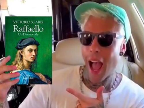 Fedez testimonial del libro di Sgarbi: "Anche le capre ignoranti leggono"