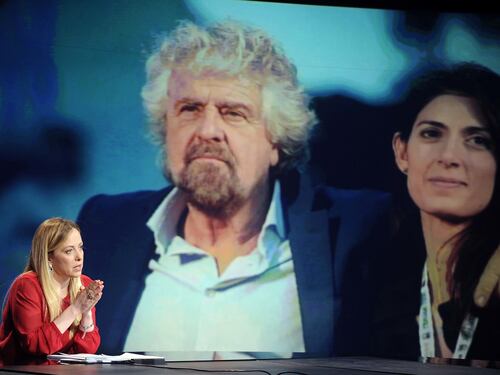 "Parlamentari eletti a sorte". Grillo provoca, la Meloni lo umilia con una battuta fulminante