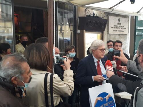 Sgarbi ruba quattro ex assessori alla Raggi. E lancia le primarie del centrodestra per Roma