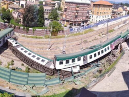 Paura sulla linea Milano-Lecco: treno deraglia, macchinisti feriti