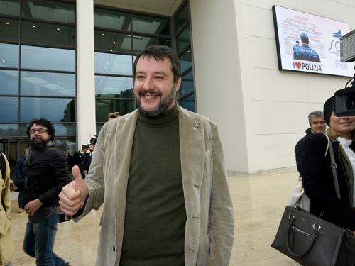 Salvini frigge le sardine. Dalla Romagna questa foto, definitivo