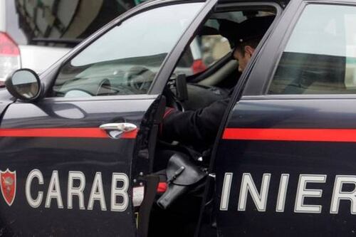 Rissa a coltellate durante l'addio al celibato: un morto e sette feriti. Caccia a tre romeni