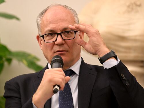 “Vietare la trasferta a Roma ai tifosi del Feyenoord”. Appello di Gualtieri a Piantedosi