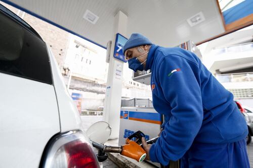 Caro carburante, sciopero congelato. L'annuncio dei benzinai dopo l'incontro con il governo