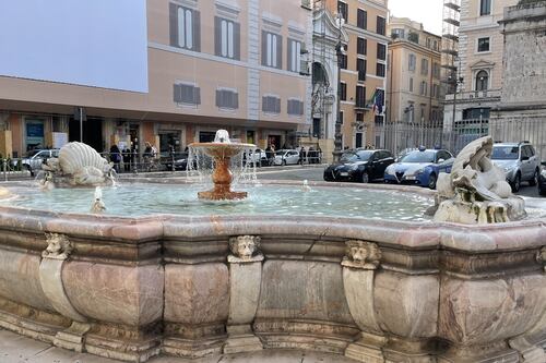 Roma, devastata la Fontana di piazza Colonna: come l'hanno ridotta, sfregio sul delfino