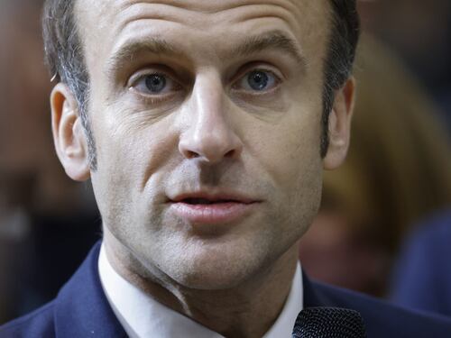 Si ricandida alla presidenza, Macron non molla l'Eliseo