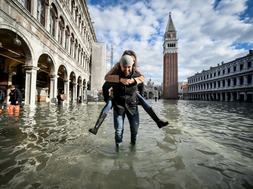 Acqua alta a Venezia. Allerta rossa per la piena