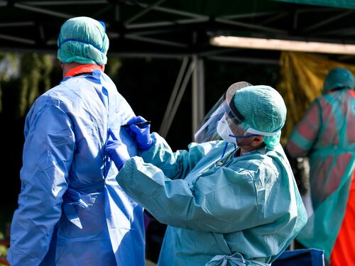 Coronavirus, affondo del prof Ricciardi: "Al bar con divisa da chirurgo, è da galera o da licenziamento"