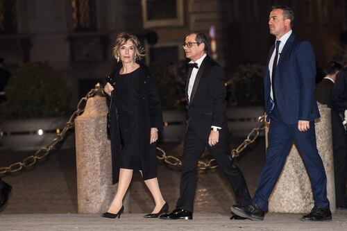 Governo in smoking e abito lungo per il gran galà con Xi Jinping