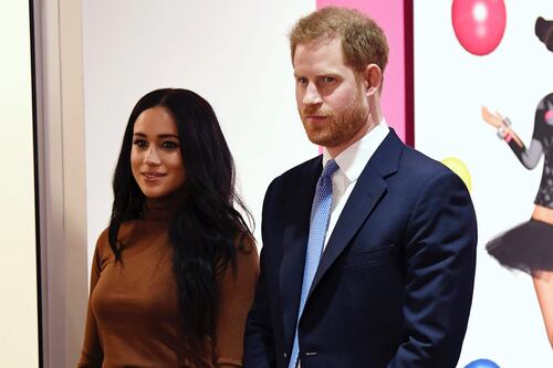 Meghan in fuga, Harry resta a trattare. Il business alle spalle della Regina