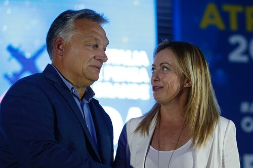 Pieni poteri a Orban, Giorgia Meloni devasta la sinistra: senti chi parla...