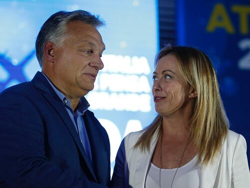 Pieni poteri a Orban, Giorgia Meloni devasta la sinistra: senti chi parla...