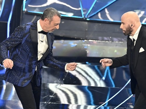 Capezzone su Sanremo, peggio delle scarpe di John Travolta: "La vera figura di m..."