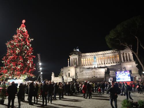 La Raggi e Grillo accendono Spelacchio. In migliaia a piazza Venezia