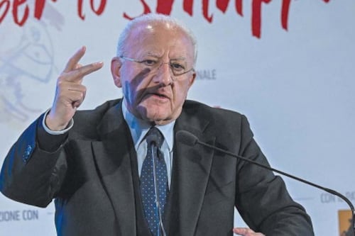 Campania, Conte chiama Schlein e le propone Fico. Poi tratta con De Luca per Costa