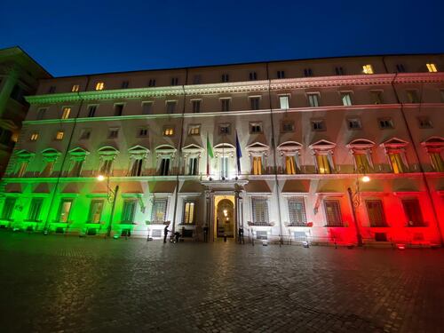 Uniti ce la faremo: Palazzo Chigi si veste di Tricolore