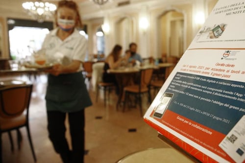 Ora c’è anche la Covid tax. Stangata per le famiglie col tampone obbligatorio