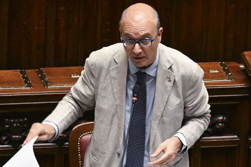 Valditara lancia la proposta: "Divieto di burqa a scuola e corsi di italiano per genitori stranieri"