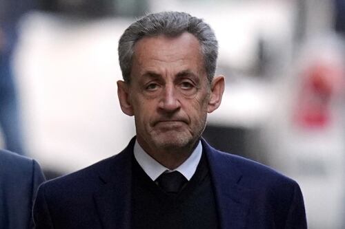 Sarkozy esce dal carcere: "Libertà vigilata". E pensa all'udienza d'appello