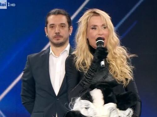 Il cantante mascherato, scoperta Valeria Marini e scoppia l'emergenza sotto al costume