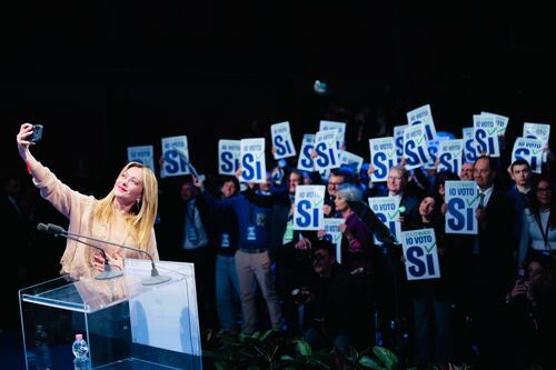 Milano, Teatro Parenti. L'appello per il Sì di Meloni