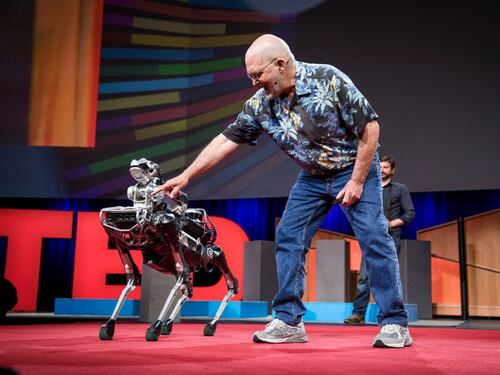 Corre, fa la guardia e apre le porte: in vendita il cane robot SpotMini