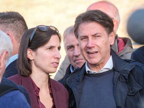 Regionali Abruzzo, Elly Schlein tenta la carta sanità ma l'ospedale la caccia