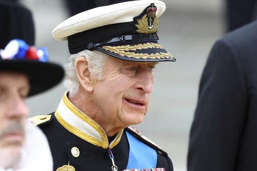 Re Carlo con le decorazioni di sovrano del Canada, messaggio a Trump: strappo al protocollo?
