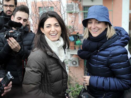 La clamorosa chat interna grillina distrugge la Raggi: "Statte zitta sulla spazzatura”