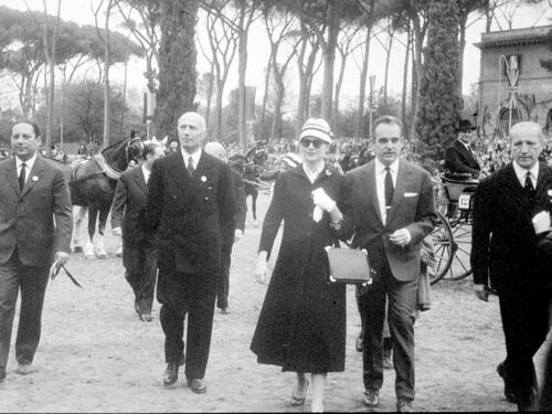Dai cappellini agli smarthphone ecco come cambia il dress code