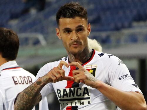Paura a Trigoria, il padre di Gianluca Scamacca prende a sprangate le auto dei dirigenti della Roma. Arrestato