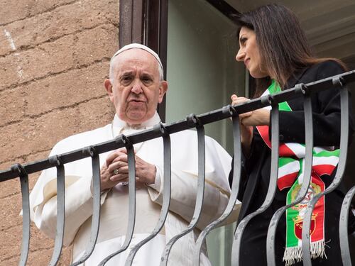 Papa Francesco in Campidoglio e il “Romano lo volemo, Romano lo volemo!”