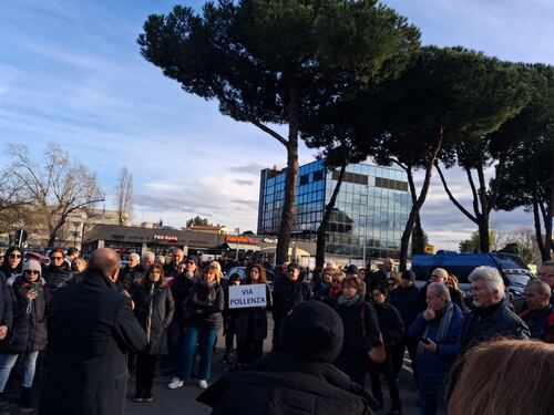 Il papocchio delle case Enasarco, in piazza l'ira dei residenti: "Il Comune si fermi"