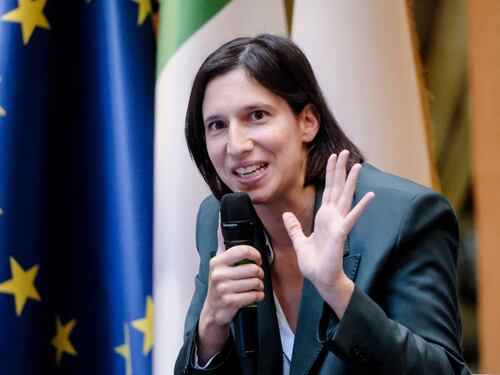 Conte Max, la lezione di Giorgia a Elly sulla leadership